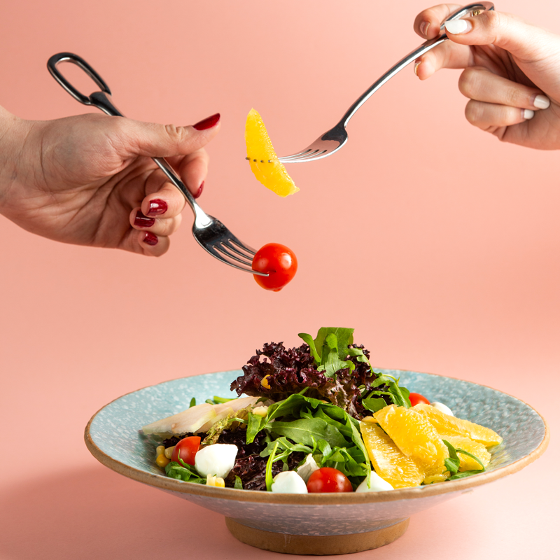 salada-com-tomate-cereja-mussarela-rucula-de-milho-laranja-e-maca-no-prato
